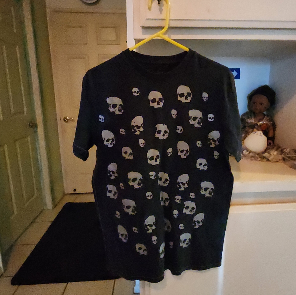 Black skull tee